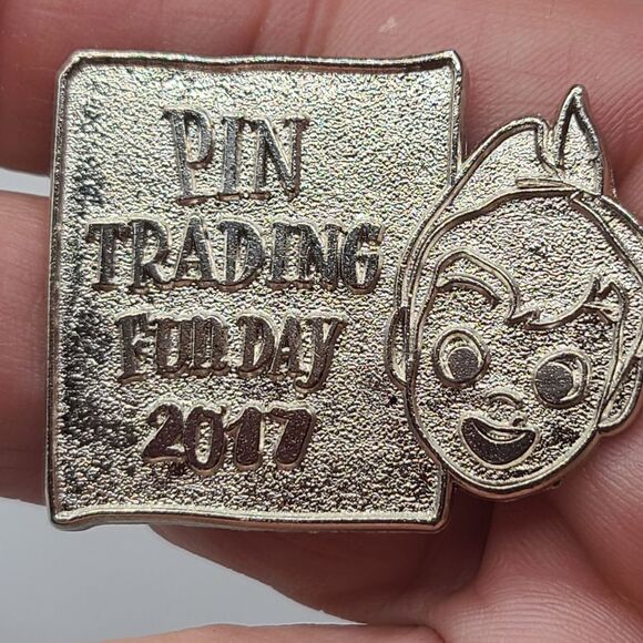 Disney Shanghai Resort 2017 Pin Trading Fun Day Official Pin - Picture 5 of 5